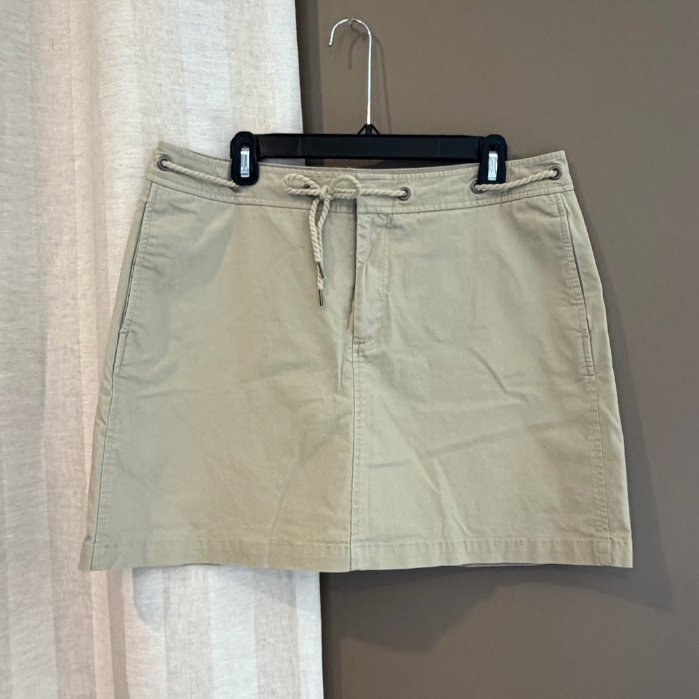 Dockers Woman's Beige Skort Zip & hook fly, cord tie at waist, Size 12